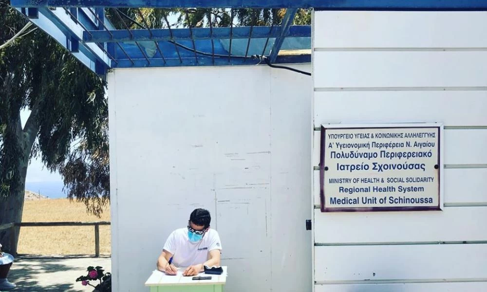Οπλίτης θητείας με πτυχίο ιατρικής στο Ιατρείο Σχοινούσας